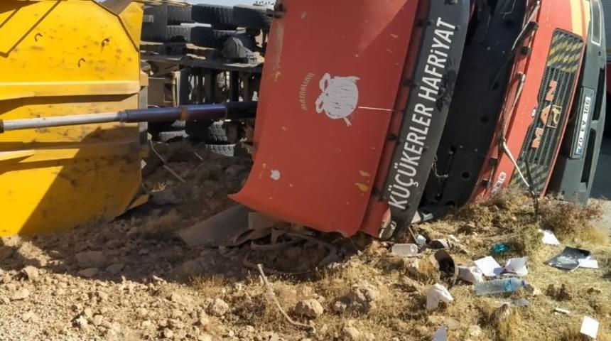 Karaman’da devrilen kamyonun sürücüsü yaralandı