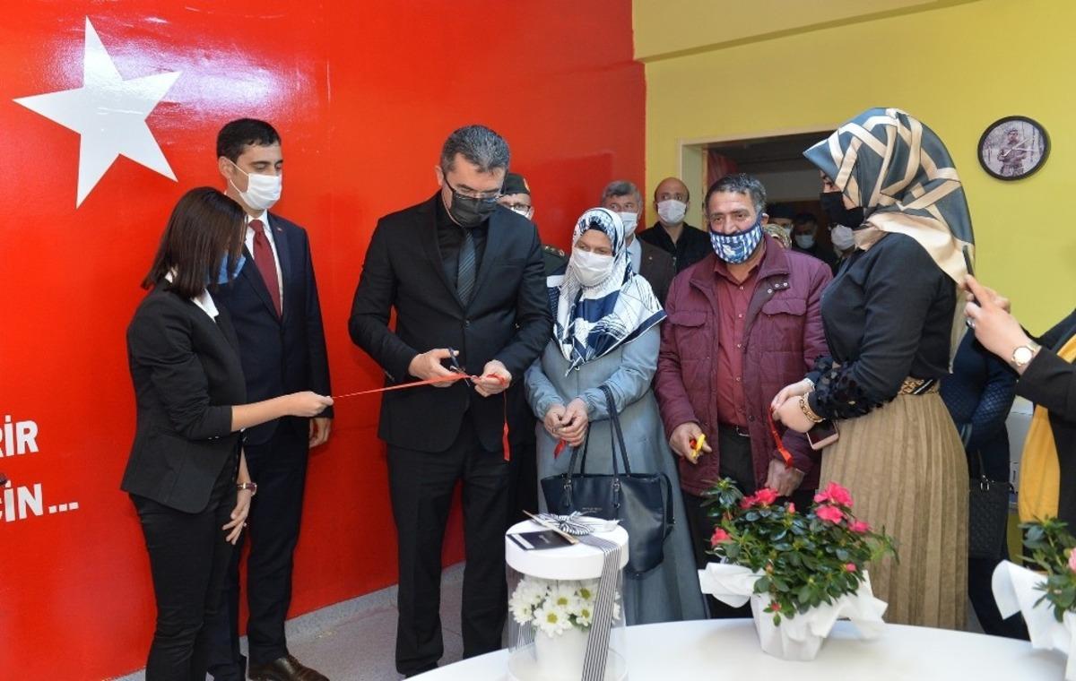 Afrin şehidinin adı &ouml;ğrenim g&ouml;rd&uuml;ğ&uuml; okulun k&uuml;t&uuml;phanesine verildi