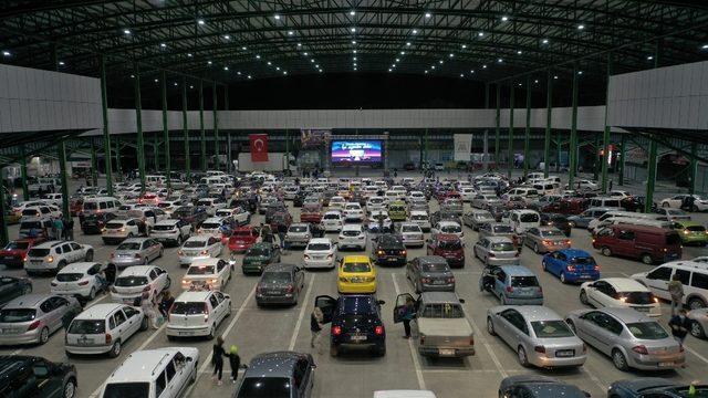 Isparta’da arabada sinema keyfi