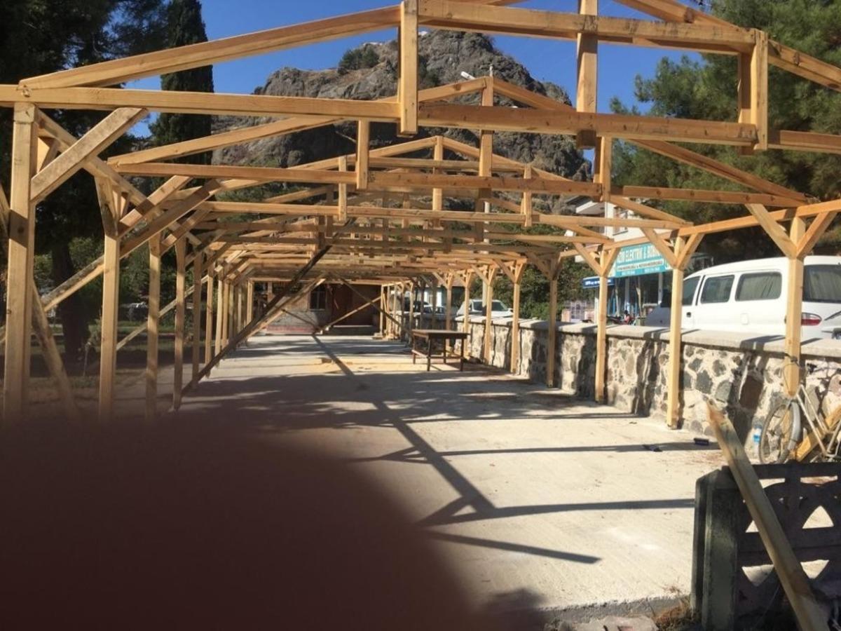 Vakıflar tarihi caminin bah&ccedil;esine yapılan eklentiyi durdurdu