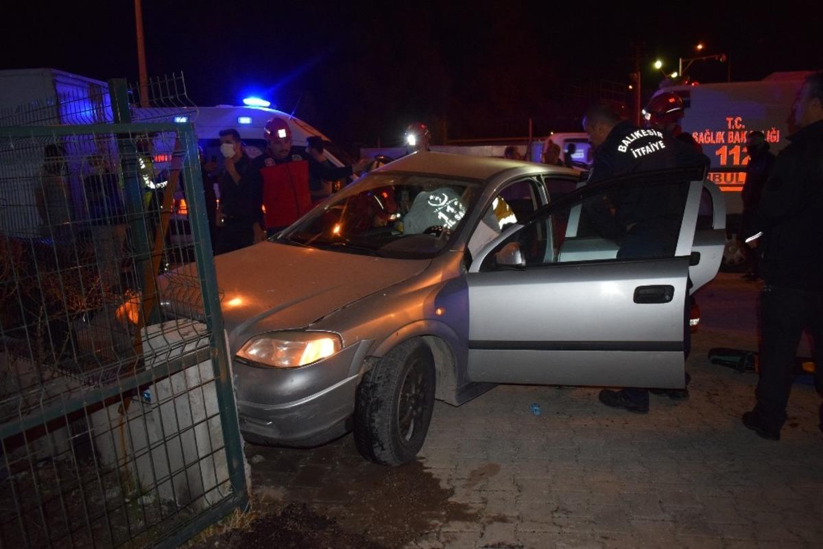 Kamyonet ile otomobil &ccedil;arpıştı: 5 yaralı