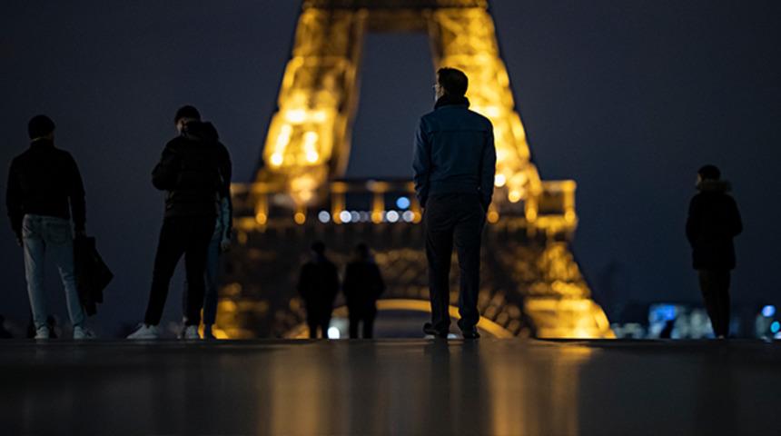 12 bin polis ve jandarma g&ouml;revlendirildi! Fransa'da sokağa &ccedil;ıkma yasağı başladı