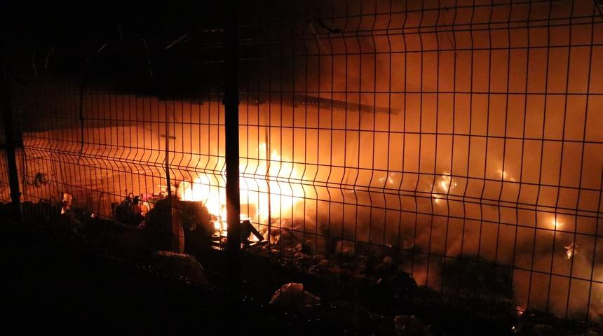 Karab&uuml;k'te geri d&ouml;n&uuml;ş&uuml;m deposunda &ccedil;ıkan yangın korkuttu