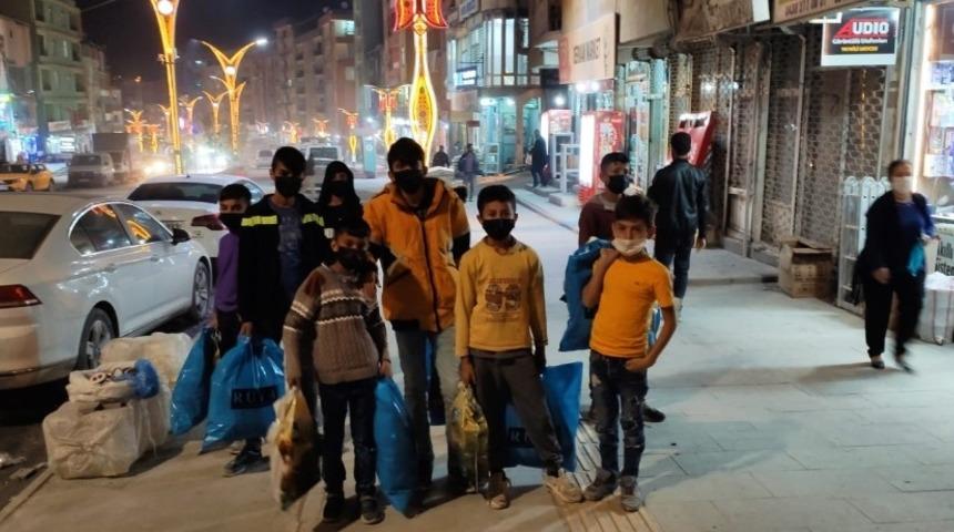 Mardinli hayırseverden Hakkarili &ccedil;ocuklara giyim yardımı