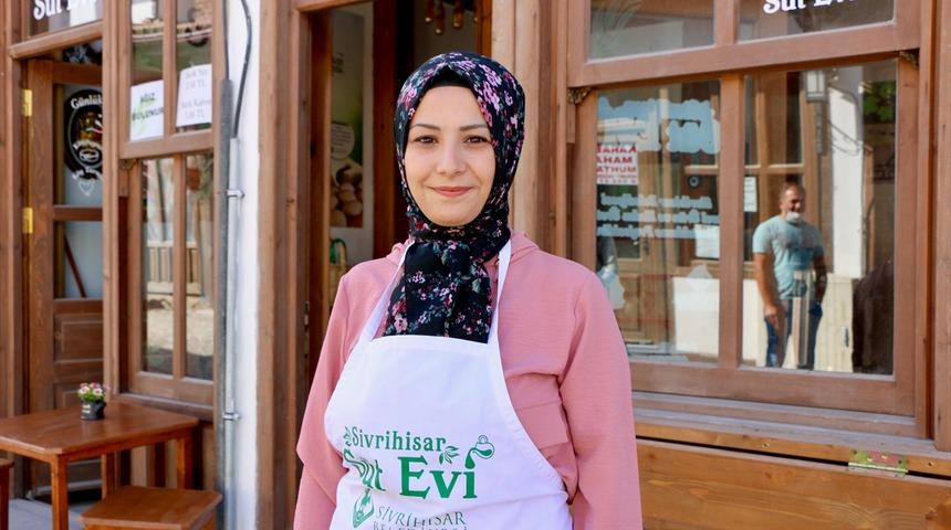 İki çocuk annesi Selda Karaduman iki inekle başladı, şimdi taleplere yetişemiyor