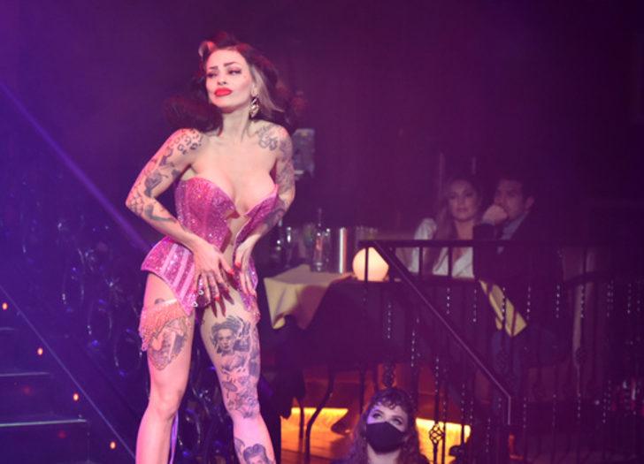 Kelly Brook ve sevgilisi kabarede! Pürdikkat izlediler G3