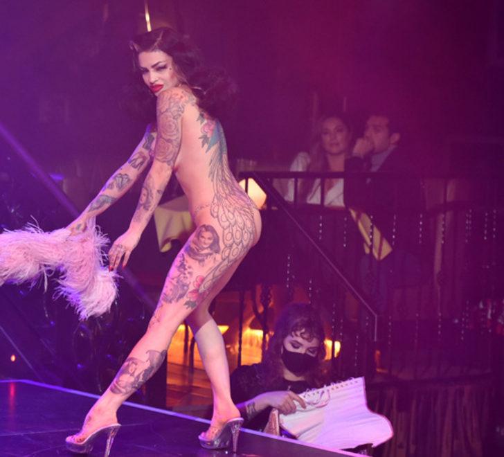 Kelly Brook ve sevgilisi kabarede! Pürdikkat izlediler G4