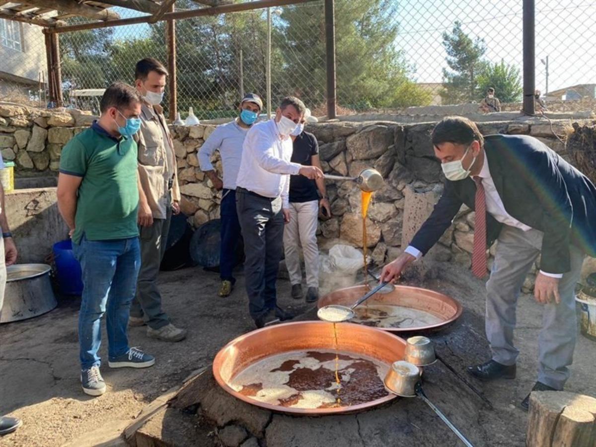 Gerc&uuml;ş Kaymakamı Şekerci, pekmez kaynattı