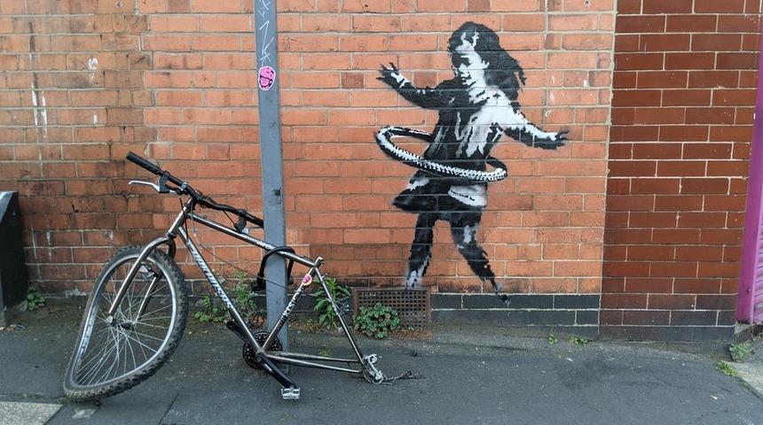 Banksy'nin yeni eseri Nottingham'da: Bisiklet tekeriyle hula hop çeviren kız çocuğu