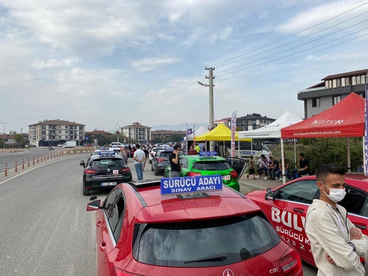D&uuml;zce&rsquo;de 500 S&uuml;r&uuml;c&uuml; adayı sınava girdi