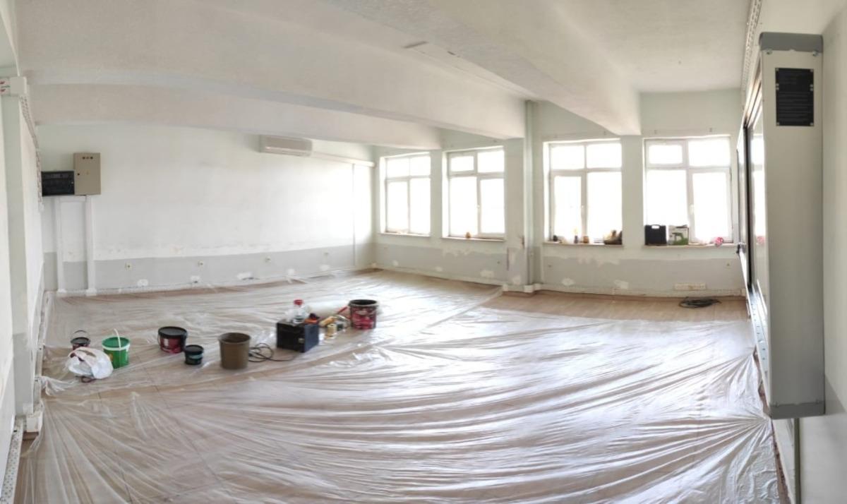 Gen&ccedil; mimarlarlar ellerine matkap ve fır&ccedil;aları alıp iş&ccedil;i olarak &ccedil;alıştı