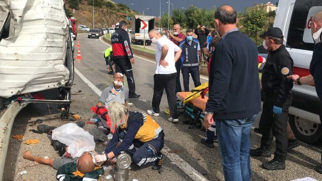 Bilecik’te çöp kamyonu devrildi: 3 yaralı