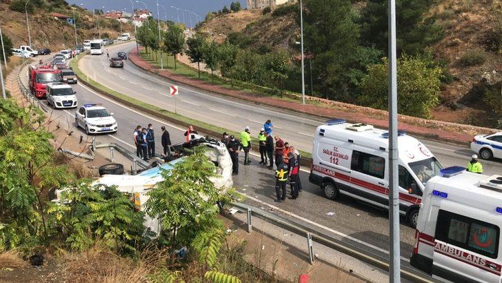 Bilecik’te çöp kamyonu devrildi: 3 yaralı G3