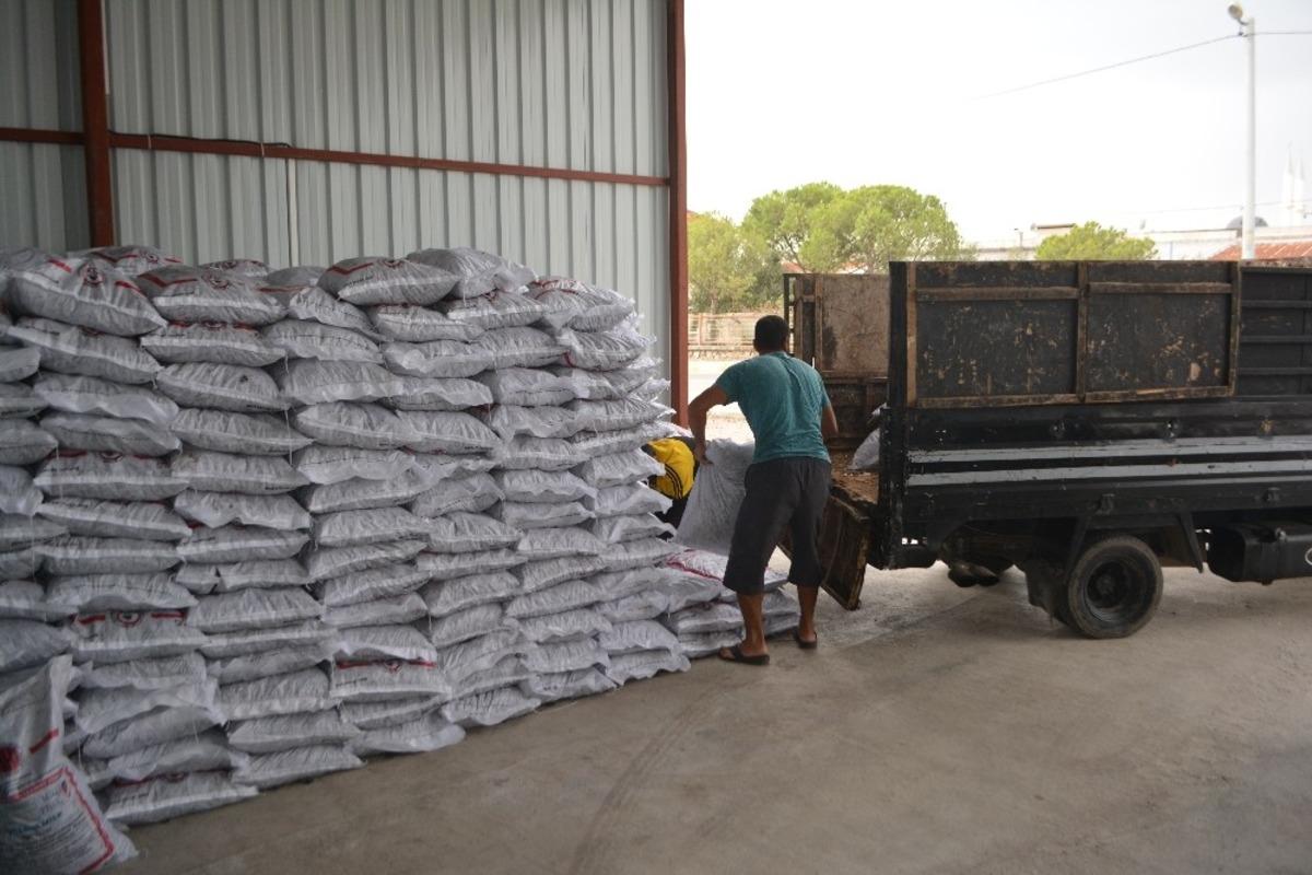 Ayvalık&rsquo;ta Şefkatli Eller&rsquo;den ihtiya&ccedil; sahiplerine 60 ton k&ouml;m&uuml;r