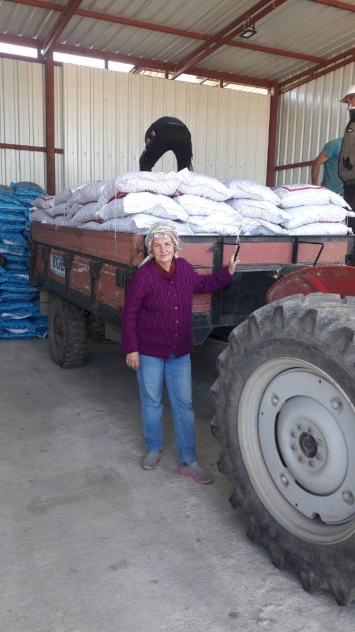 Ayvalık’ta Şefkatli Eller’den ihtiyaç sahiplerine 60 ton kömür G5