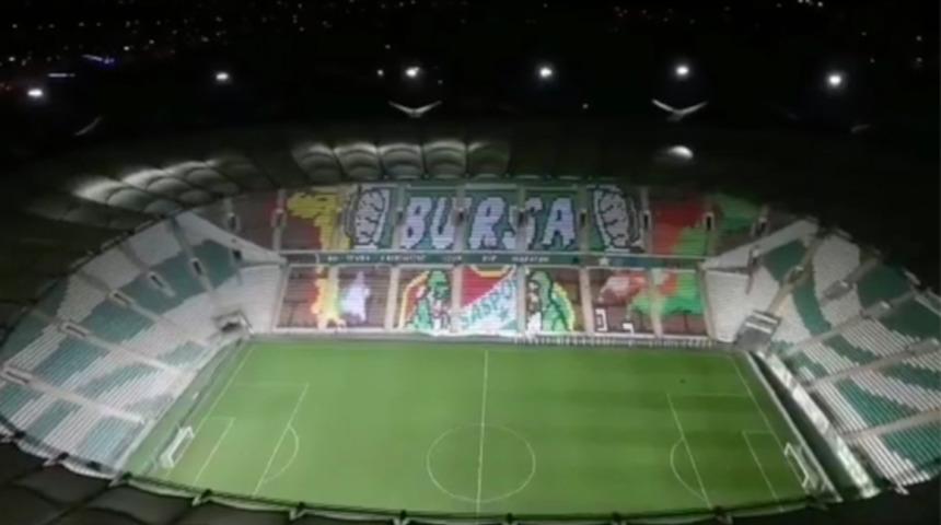 Bursaspor taraftarından muhteşem piksel karton koreografisi