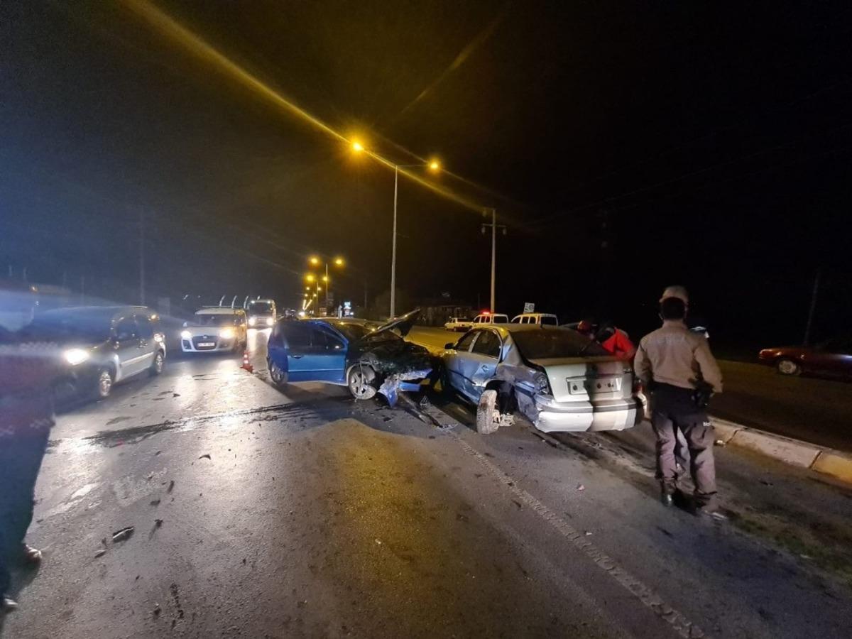 Sakarya&rsquo;da iki otomobil &ccedil;arpıştı: 2 yaralı