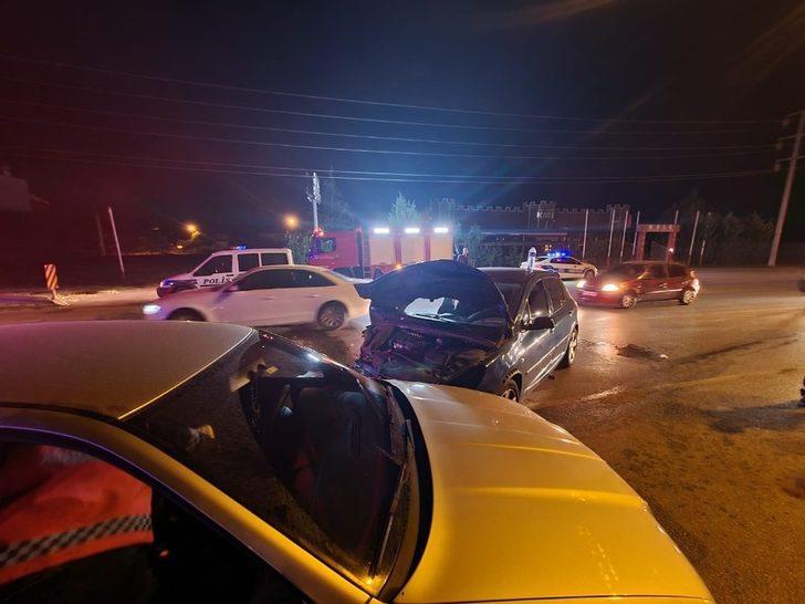 Sakarya’da iki otomobil çarpıştı: 2 yaralı G3