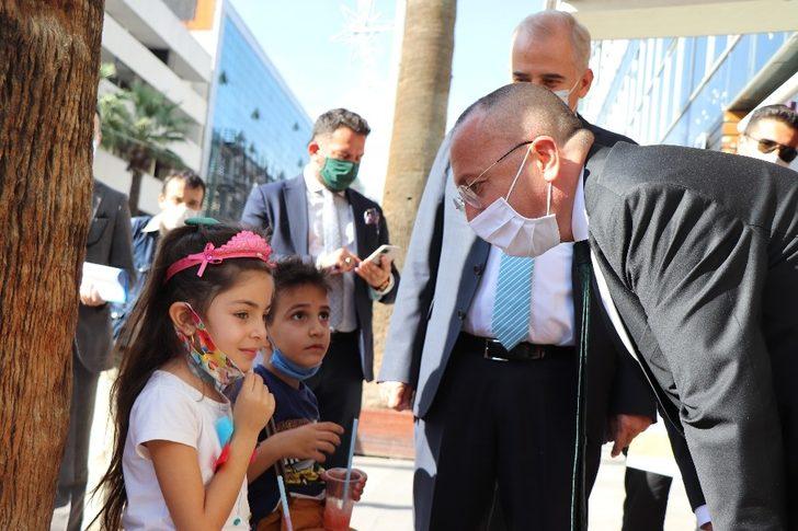 Vali Atik maskeye takmak istemeyen miniği ikna etti G2