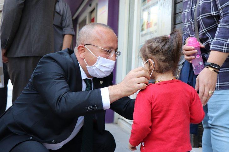 Vali Atik maskeye takmak istemeyen miniği ikna etti G3