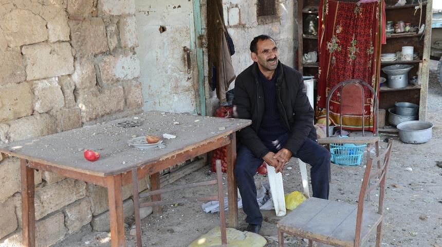 Azerbaycan-Ermenistan cephe hattındaki Hasankaya k&ouml;y&uuml;nde tek başına yaşıyor