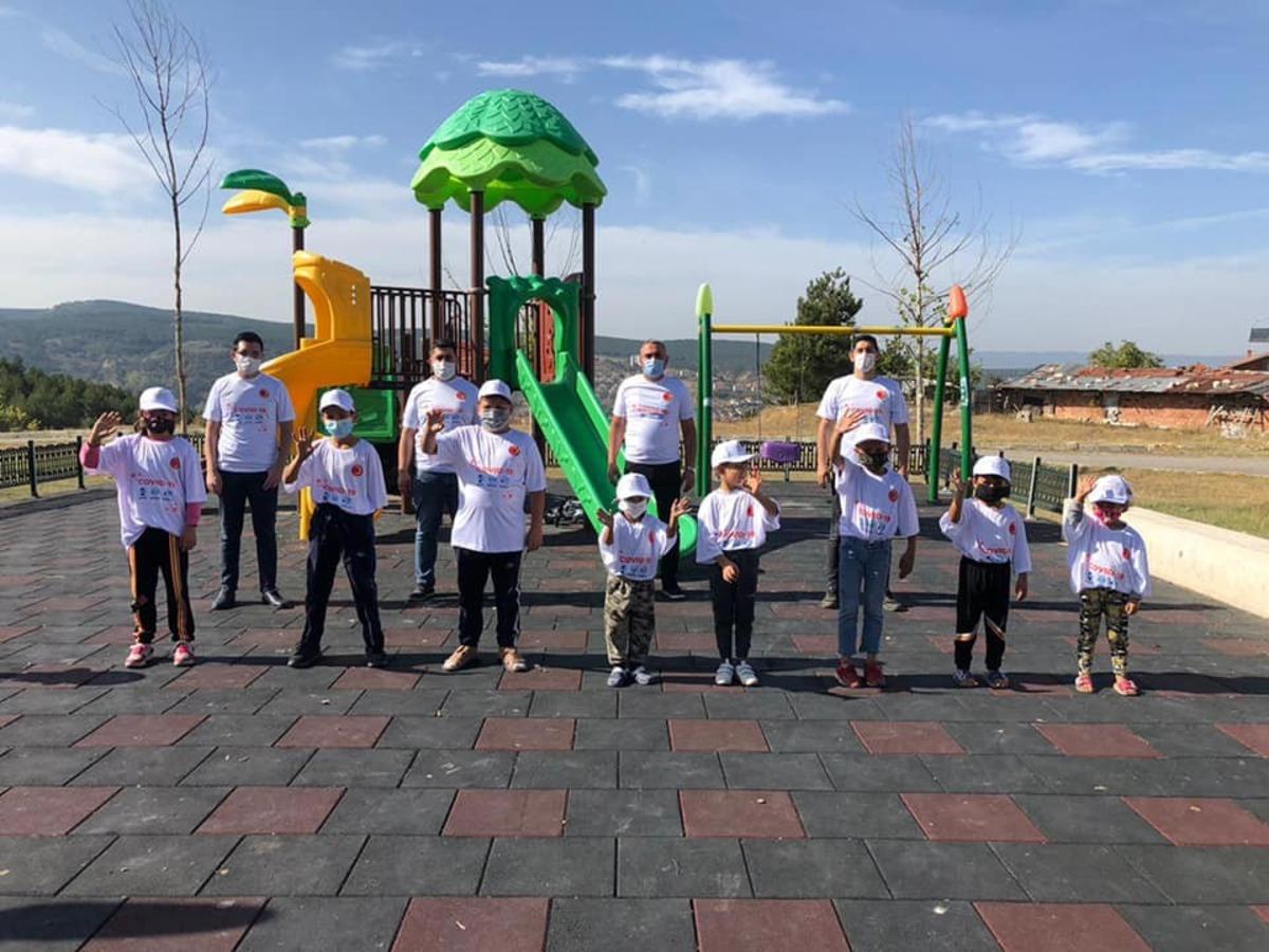 Kastamonu&rsquo;da &ccedil;ocuklara Covid-19 yazılı tiş&ouml;rt dağıttı