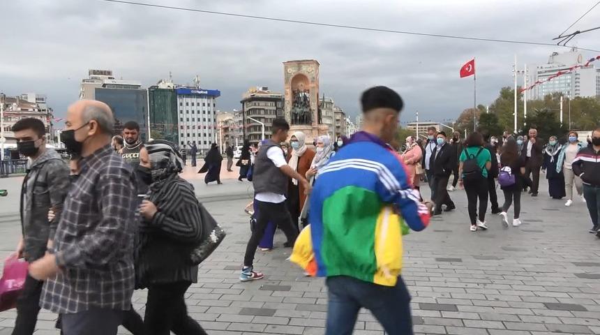 Taksim'de koronavir&uuml;se rağmen dikkat &ccedil;eken kalabalık