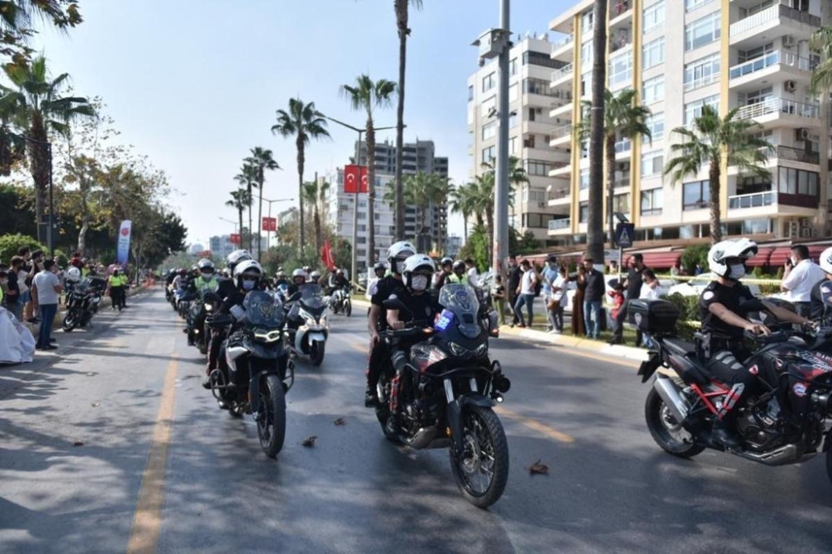 Mersin&rsquo;de polis motosiklet tutkunlarıyla şehir turu attı
