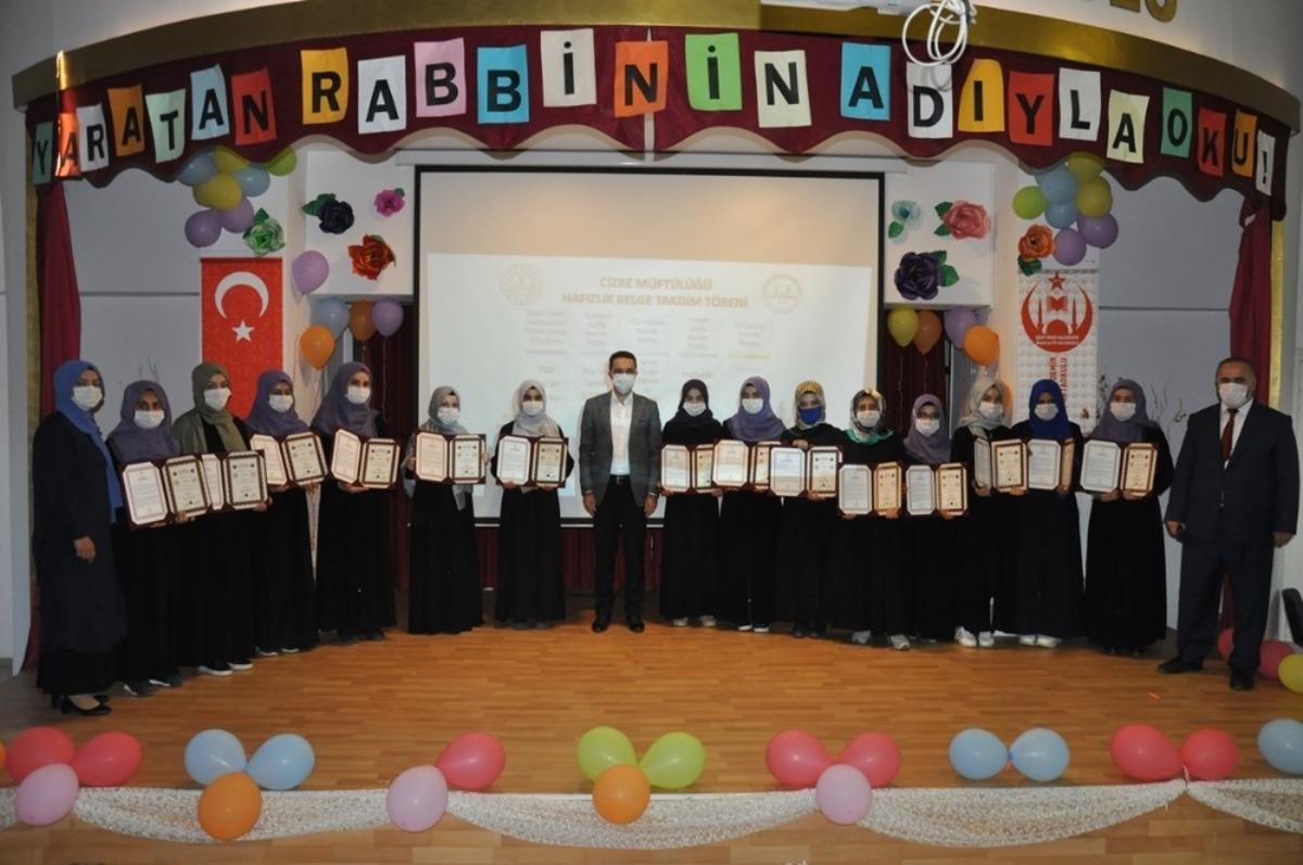 Cizre&rsquo;de 26 hafız d&uuml;zenlenen t&ouml;renle belgelerini aldı