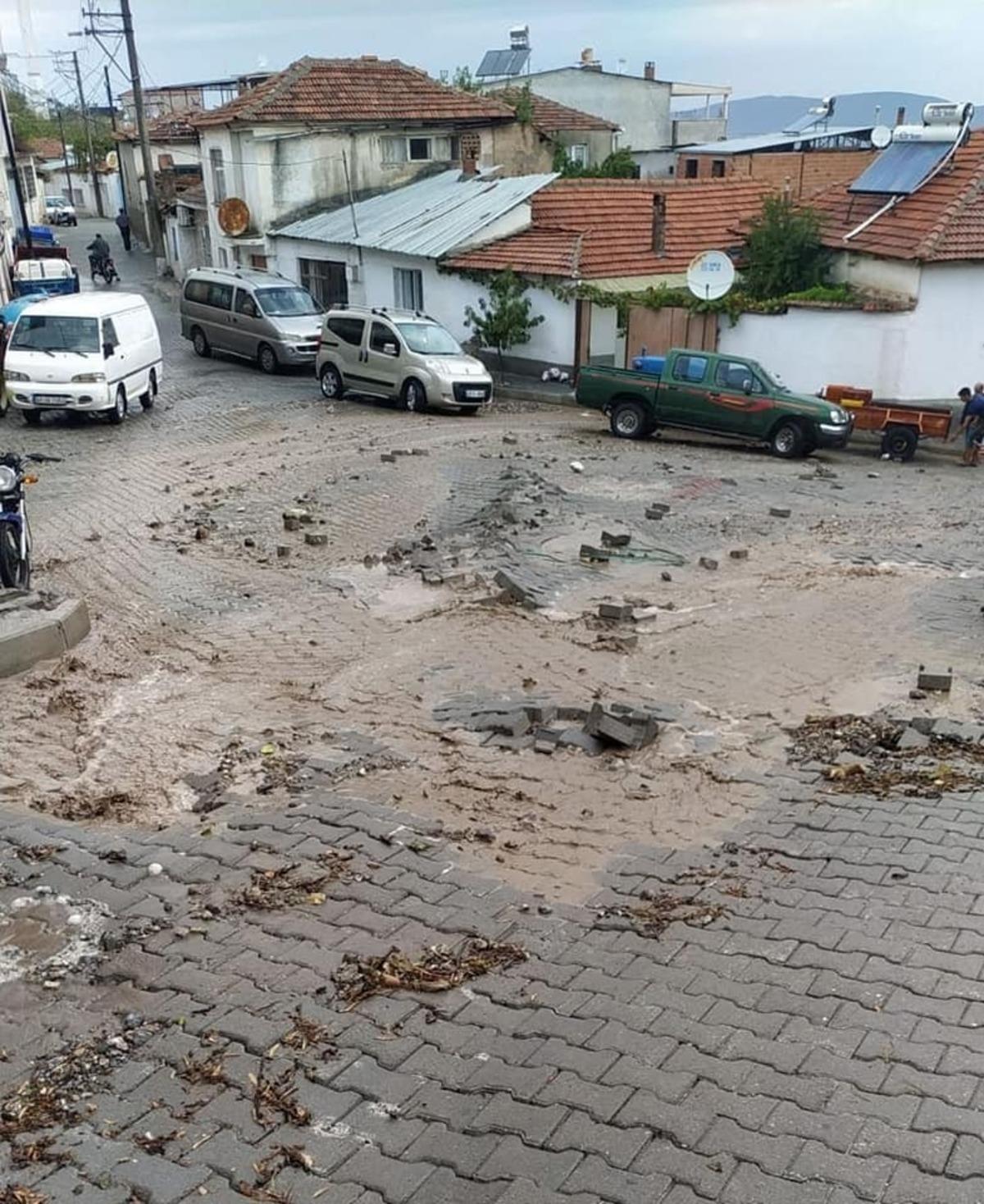 Saruhanlı&rsquo;yı sel vurdu