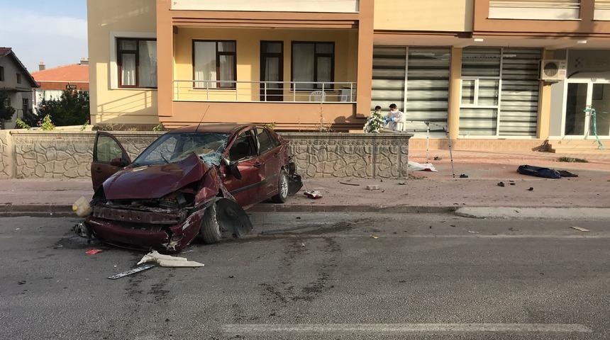 Konya'da korkun&ccedil; kaza! Kaldırımda y&uuml;r&uuml;yen aileye otomobil &ccedil;arptı