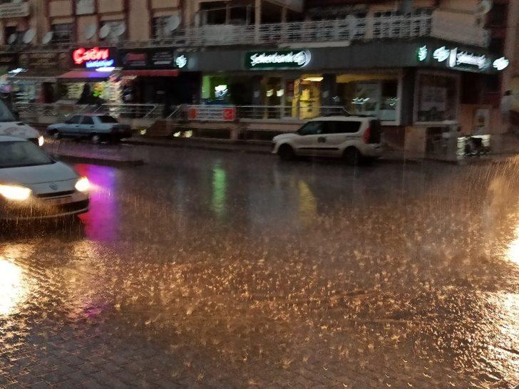 Şuhut’ta gece karanlığını şimşekler gündüze çevirdi G1