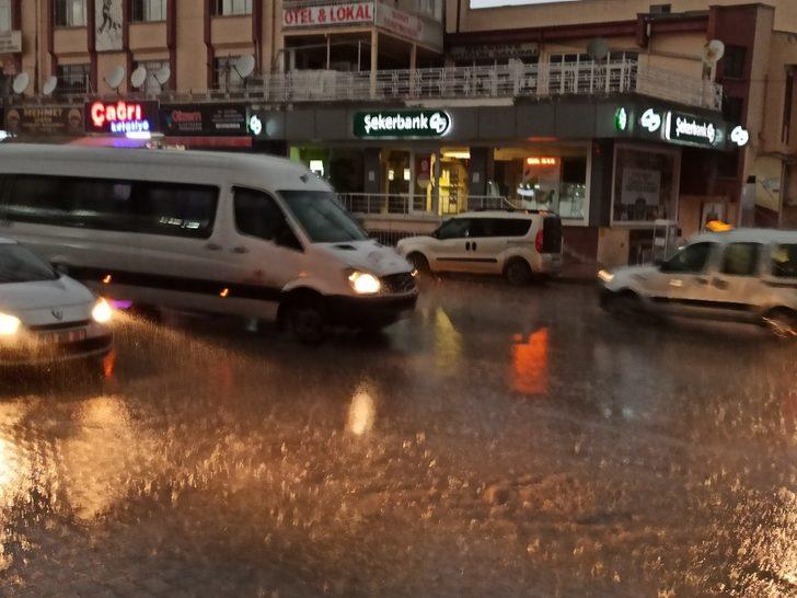 Şuhut’ta gece karanlığını şimşekler gündüze çevirdi G2