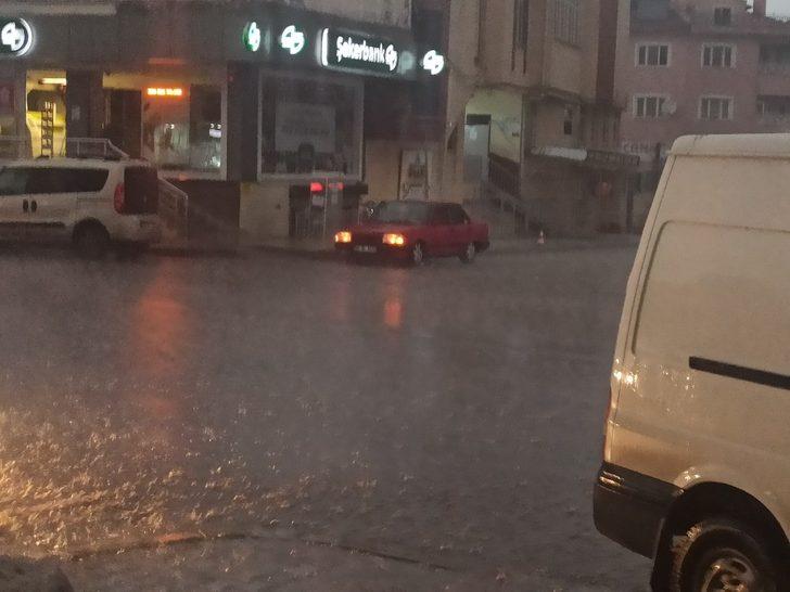 Şuhut’ta gece karanlığını şimşekler gündüze çevirdi G3