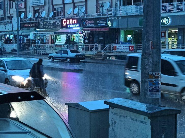 Şuhut’ta gece karanlığını şimşekler gündüze çevirdi G5