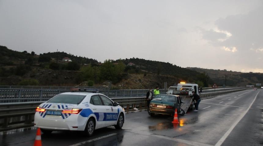 Uşak&rsquo;ta bariyerlere &ccedil;arpan otomobilde 2&rsquo;si &ccedil;ocuk 5 kişi yaralandı