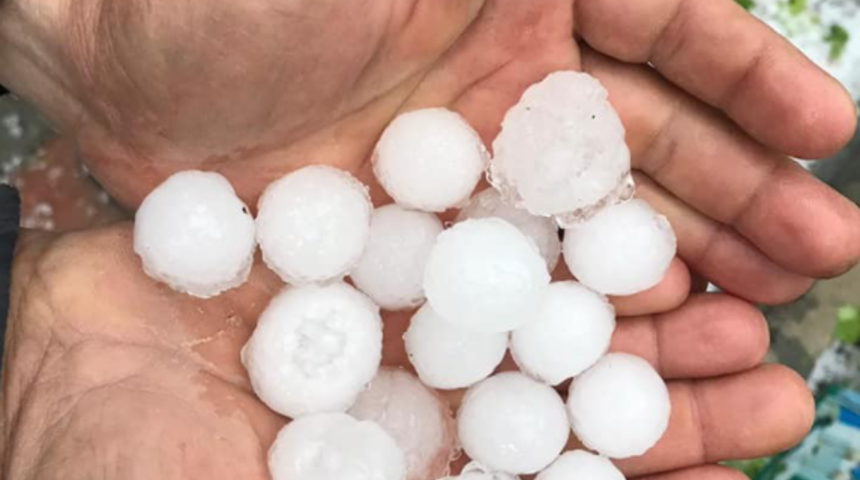 Kırkağaç'ta ceviz büyüklüğündeki dolu yağışı hayatı felç etti