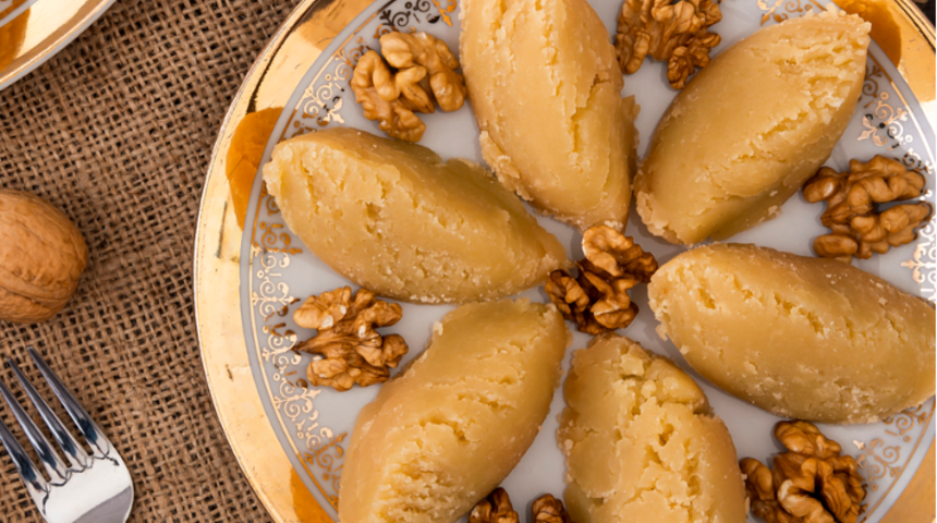 Kandillerin vazgeçilmezi! Parmakları yediren tam ölçülü cevizli un helvası tarifi 