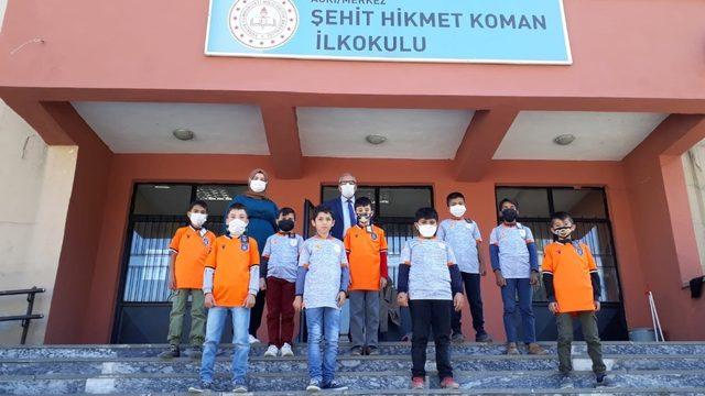 Başakşehir Spor’dan Ağrılı öğrencilere forma hediyesi
