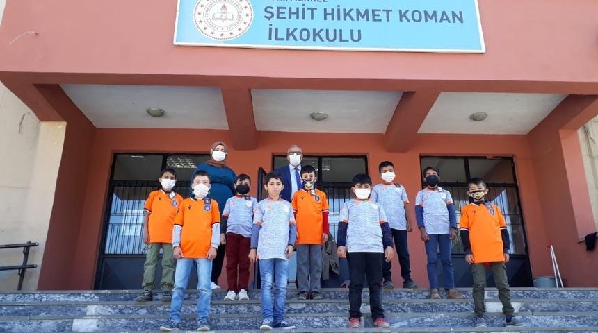 Başakşehir Spor’dan Ağrılı öğrencilere forma hediyesi