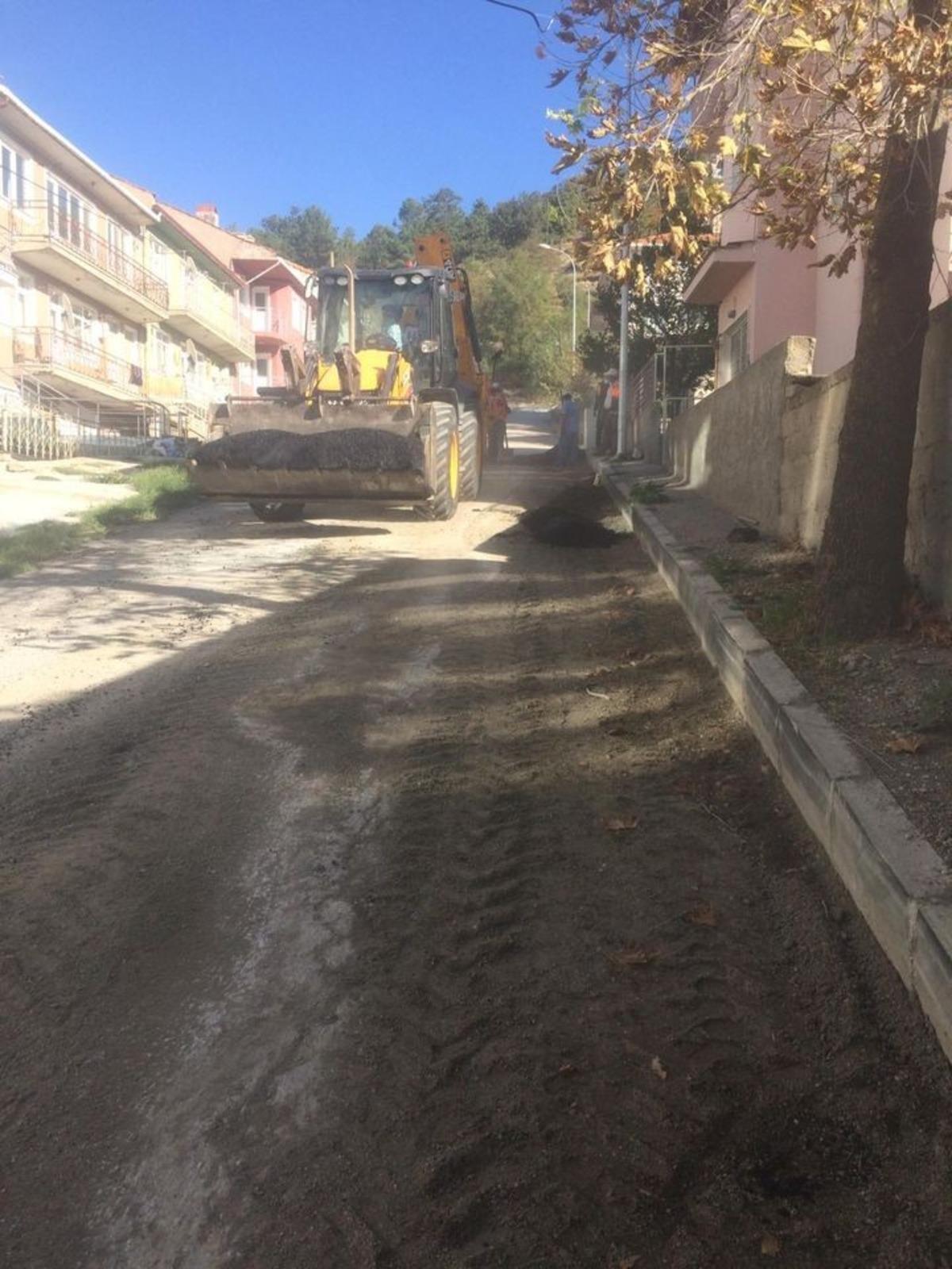 Emet&rsquo;te mahalle yollarına asfalt &ccedil;alışması