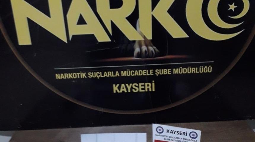 Uyuşturucuyu v&uuml;cuduna sararak getiren kadın Narkotik Polisi tarafından g&ouml;zaltına alındı