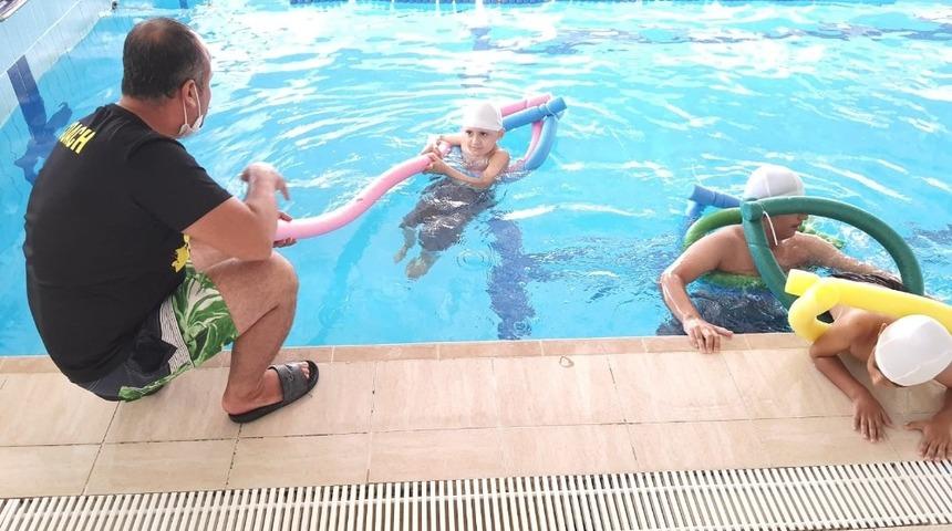 Adana&rsquo;da 6 bin gen&ccedil; y&uuml;zme &ouml;ğrendi