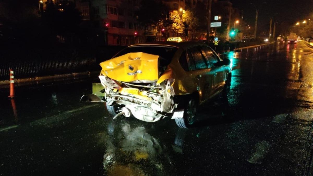 Kırmızı ışıkta bekleyen taksiye kamyonet &ccedil;arptı: 1 yaralı