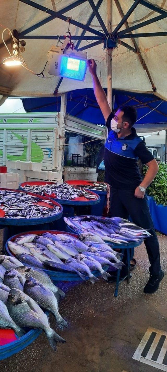 Osmangazi’de balıkçı tezgahlarına mavi ışık denetimi