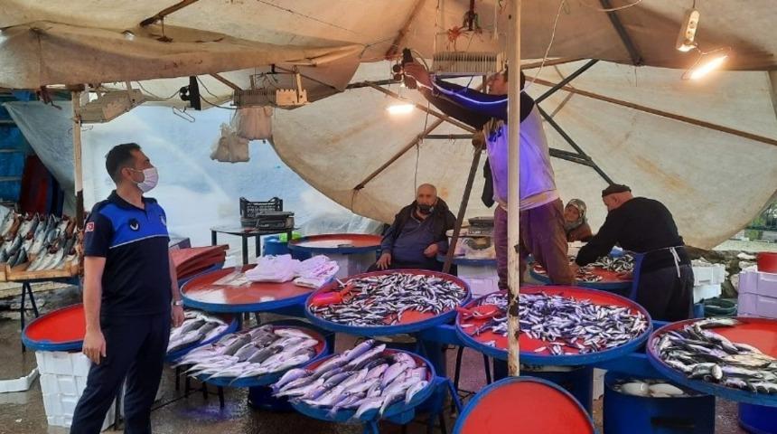 Osmangazi’de balıkçı tezgahlarına mavi ışık denetimi