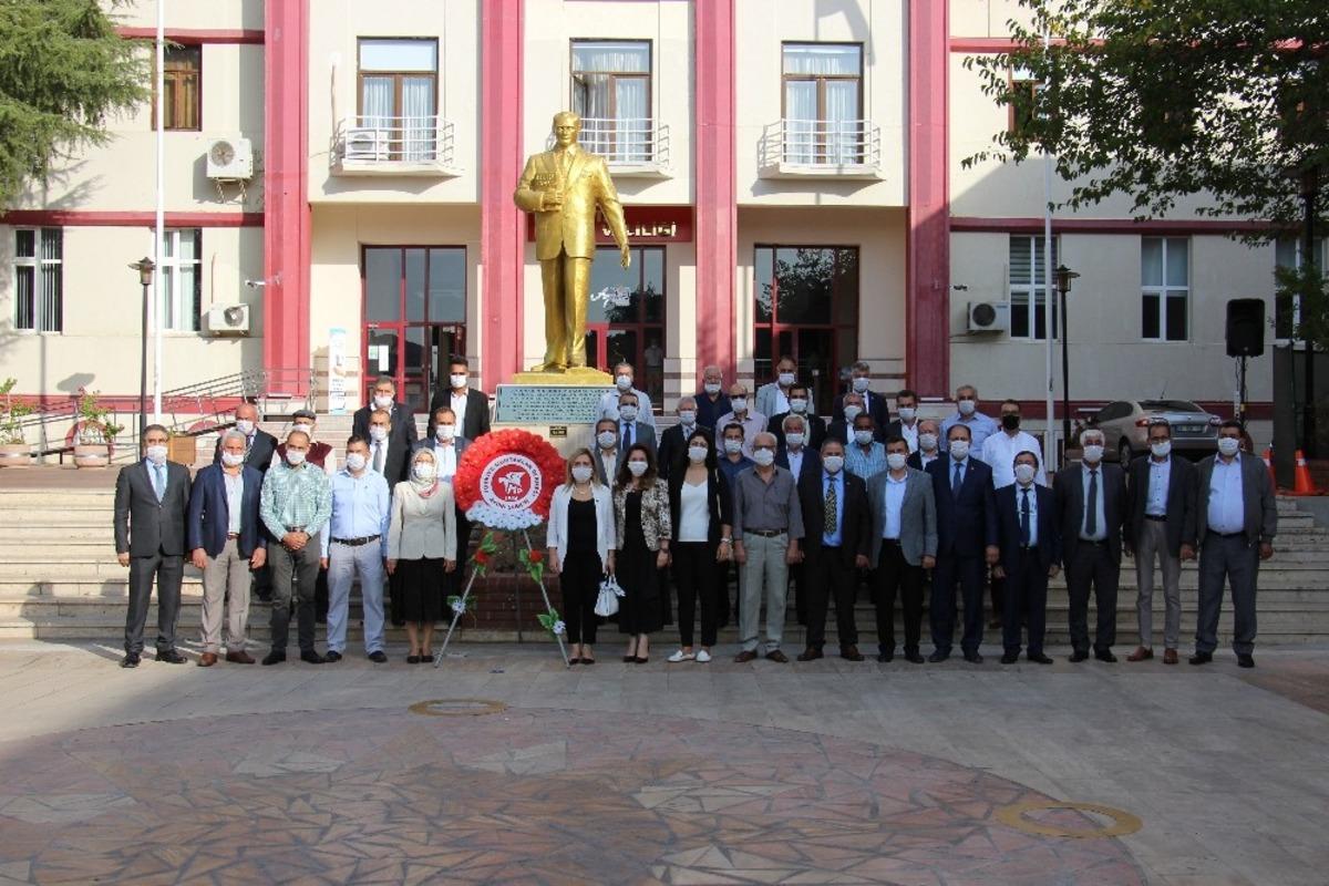 Efeler&rsquo;de muhtarlar g&uuml;n&uuml; d&uuml;zenlenen t&ouml;ren ile kutlandı