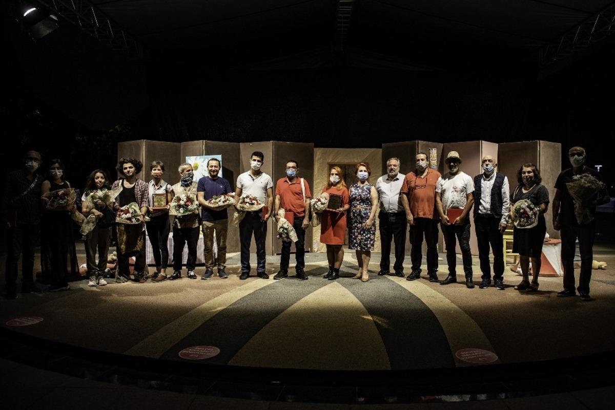 Yerel tiyatro toplulukları Mersinlilerle buluştu