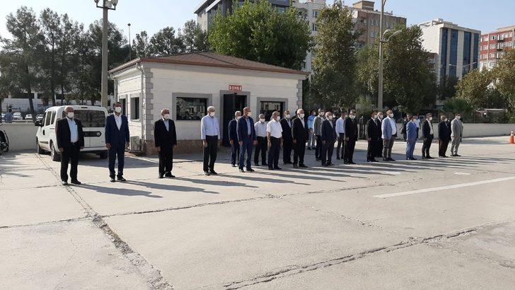 Muhtarlar çelenk bıraktı G2