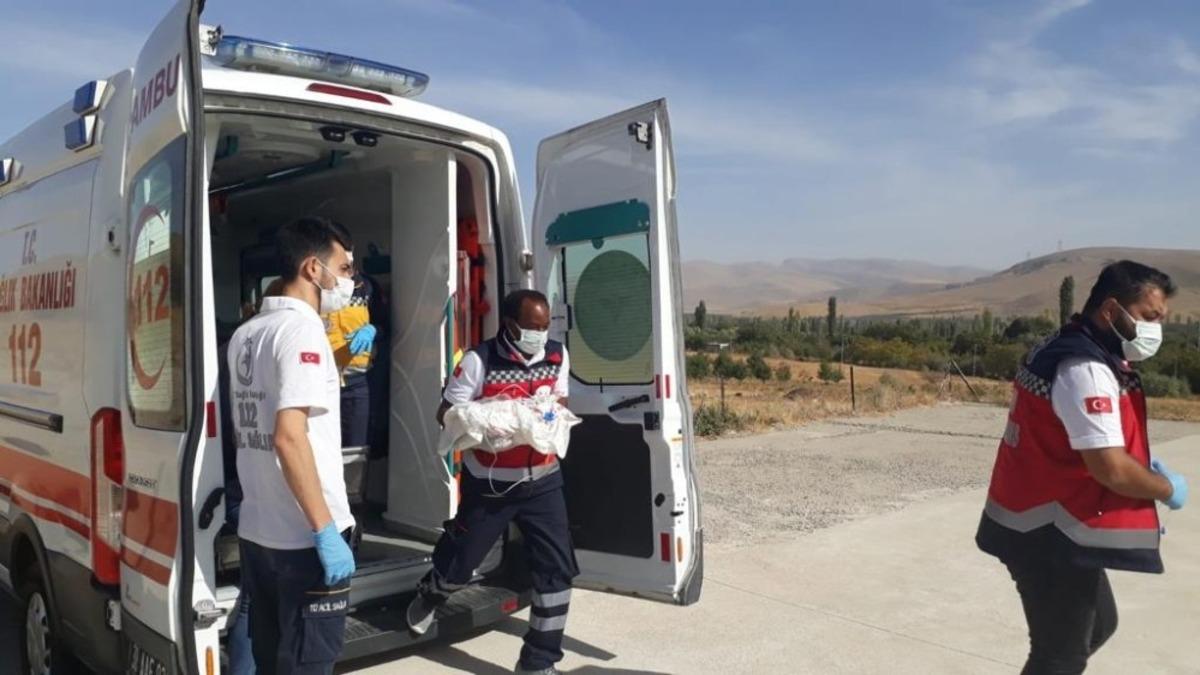 Solunum sıkıntısı &ccedil;eken bebek hava ambulansı ile hastaneye yetiştirildi